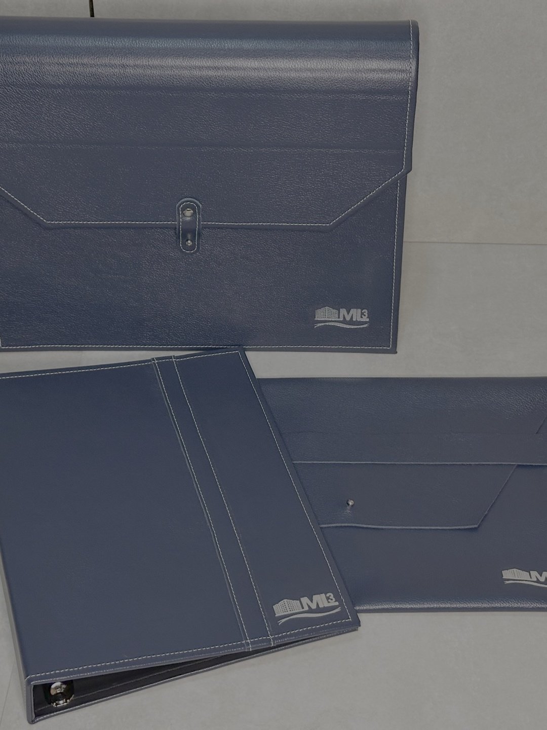 Brinde corporativo em couro legítimo personalizado com hot stamping — atelier C Marcondes