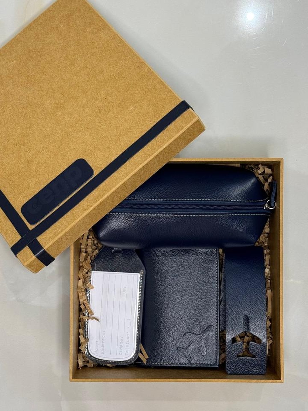Kit presente em couro marinho com necessaire, porta-documentos e tag de mala