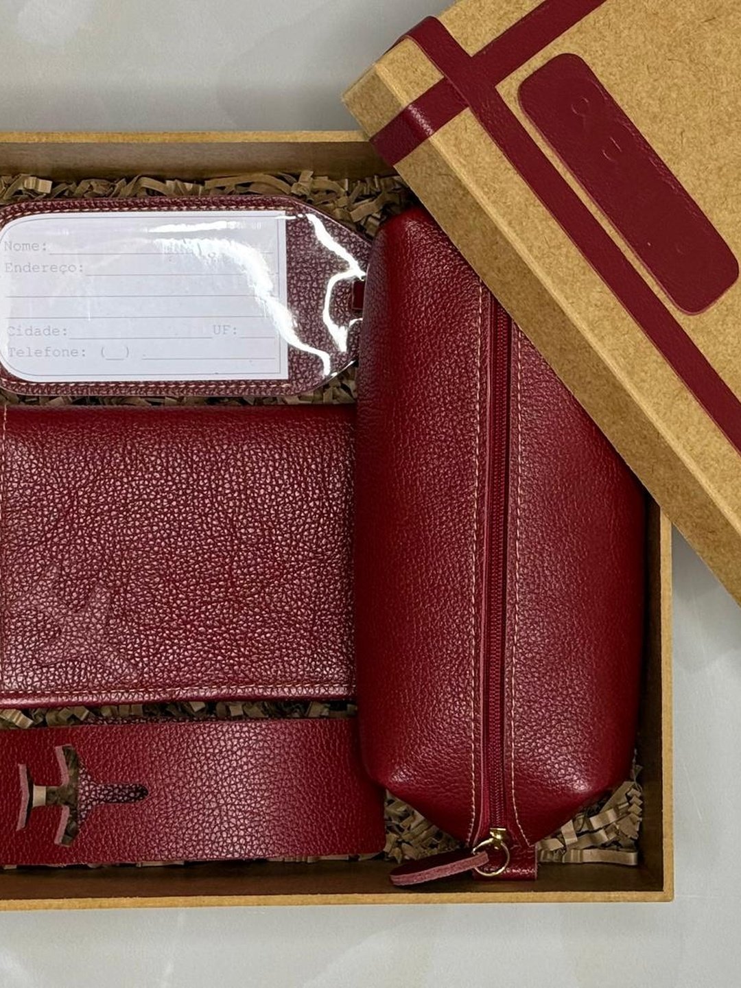 Kit presente em couro marsala com necessaire e porta-documentos